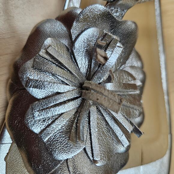 Talbots Women’s Flat Sandals Ankle Strap Silver Leather Flower Size 9.5 Summer - Picture 8 of 8